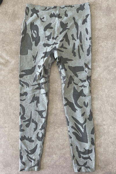 Leggings grises de camuflaje con fruncidos — pre-loved on Thrifted.mt