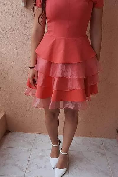 Elegante mini abito a balze a strati — pre-loved on Thrifted.mt