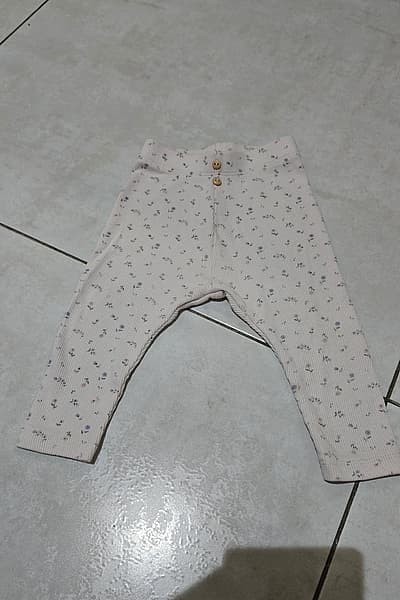 Leggings a coste con motivi floreali per neonati by Kiabi — pre-loved on Thrifted.mt