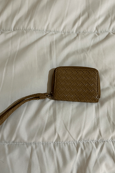 Bolso tipo cartera con cremallera en color beige — pre-loved on Thrifted.mt