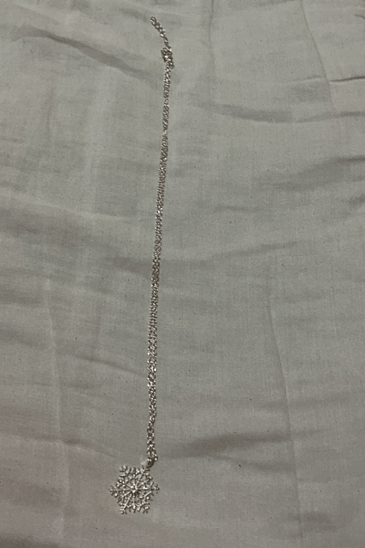 Collana con ciondolo a forma di fiocco di neve argentato — pre-loved on Thrifted.mt