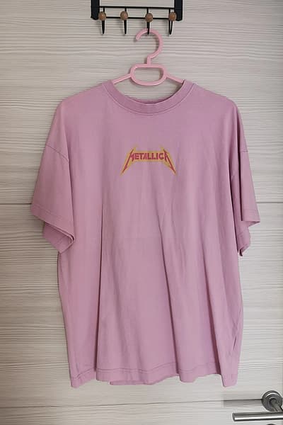 Maglietta dei Metallica rosa cipria, H&M, taglia M by H&M — pre-loved on Thrifted.mt