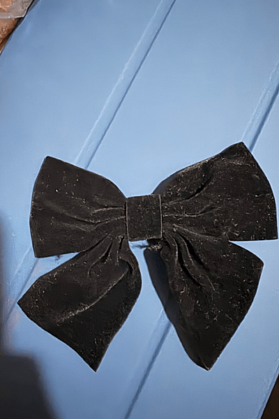Fermaglio per capelli a fiocco in velluto nero — pre-loved on Thrifted.mt
