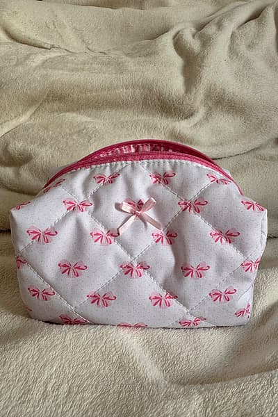 Astuccio per il trucco trapuntato con fiocco rosa — pre-loved on Thrifted.mt