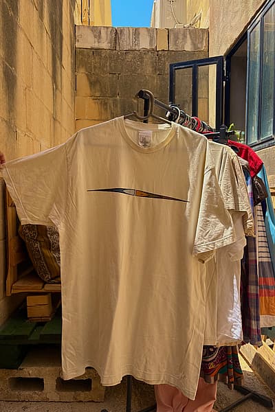 Camiseta Nike Graphic de color crema by Nike — pre-loved on Thrifted.mt