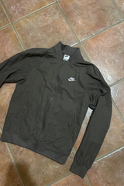 Giacca Nike marrone con cerniera by Nike — pre-loved on Thrifted.mt