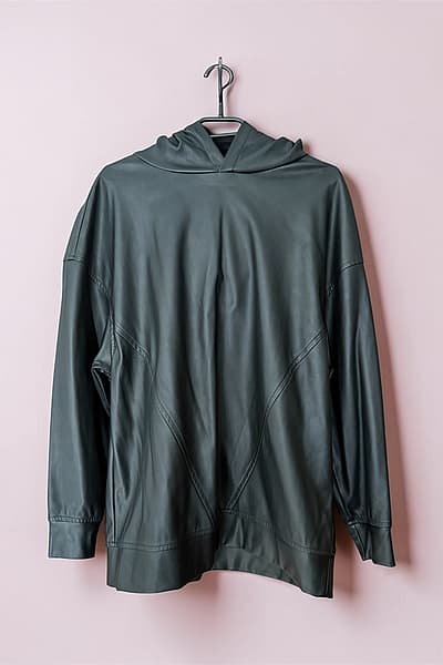 Sudadera con capucha efecto piel — pre-loved on Thrifted.mt