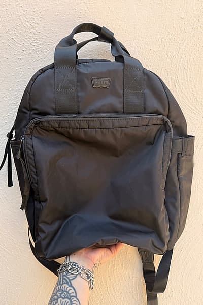 Il-backpack ta' Levi by Levi's — pre-loved on Thrifted.mt