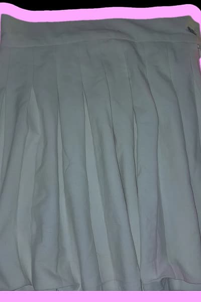 Mini Dbielet tat-Tennis bil-Plejs ta' Bershka Bajda (Linja Esklussiva tal-Ħaddiema AW19) - Daqs XS by Bershka — pre-loved on Thrifted.mt