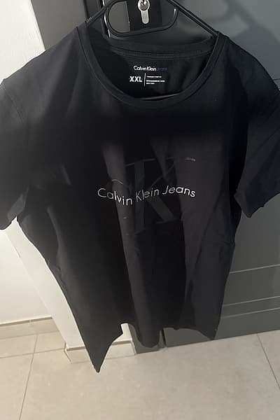 Maglietta nera con logo by Calvin Klein Jeans — pre-loved on Thrifted.mt