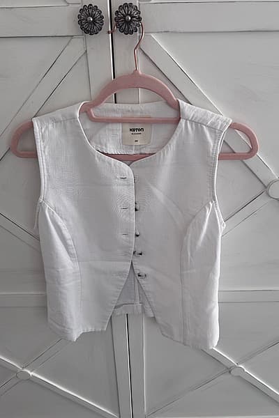 Chaleco blanco de mezcla de lino con botones by Koton — pre-loved on Thrifted.mt