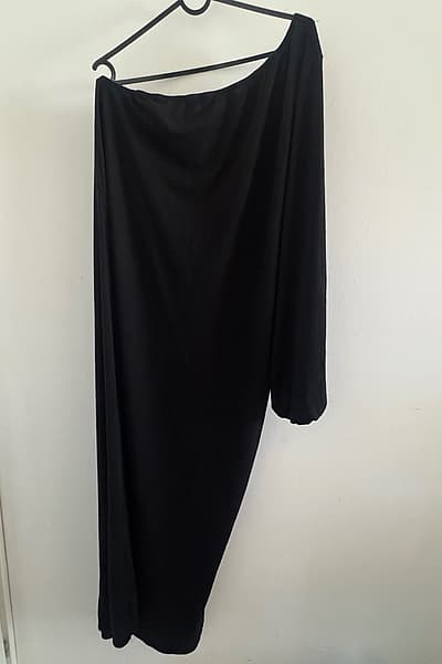 Abito midi asimmetrico nero by SHEIN — pre-loved on Thrifted.mt