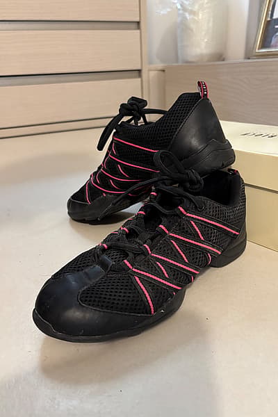 Sneakers da ballo Bloch con suola divisa (taglia UK 6) by Bloch — pre-loved on Thrifted.mt
