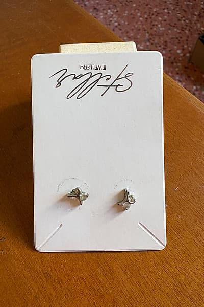 Pendientes de cristal tipo clavo — pre-loved on Thrifted.mt