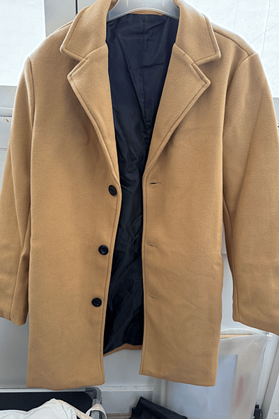 Abrigo elegante color camel con botones en la parte delantera. — pre-loved on Thrifted.mt