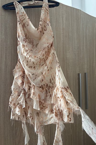 Ilbies b'għonq halter b'disinn ta' Bershka by Bershka — pre-loved on Thrifted.mt