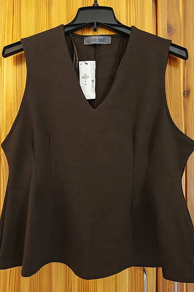 Top sem mangas com decote em V, cor castanho-escuro, da Primark, novo em folha by Primark — pre-loved on Thrifted.mt
