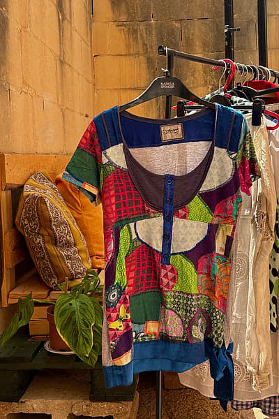 Blusa abotonada con diseño patchwork de Desigual de principios de la década de los 2000 by Desigual — pre-loved on Thrifted.mt