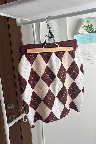 Dbielet Maħduma Argyle Krema Kannella by Motel — pre-loved on Thrifted.mt