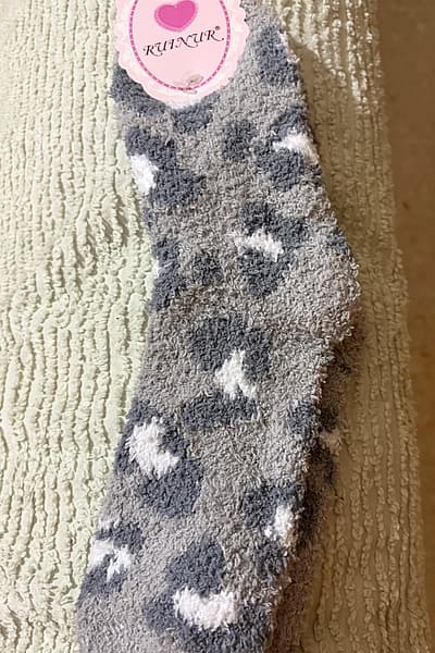 Calzini morbidi e soffici con stampa leopardata — pre-loved on Thrifted.mt