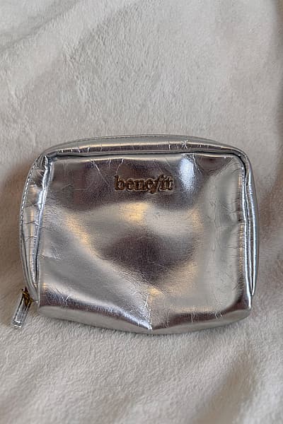 Trousse per il trucco Silver Benefit Cosmetics by Benefit — pre-loved on Thrifted.mt