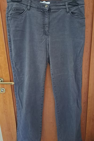 Calças de ganga BRAX cinzentas de corte reto by BRAX — pre-loved on Thrifted.mt