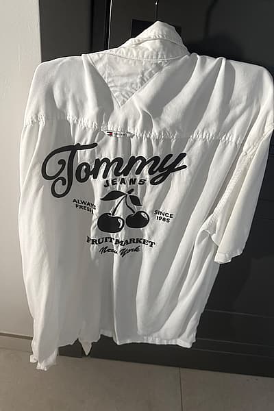 Camicia lunga con logo bianco by Tommy Jeans — pre-loved on Thrifted.mt