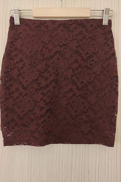 Minigonna in pizzo color borgogna by Pull&Bear — pre-loved on Thrifted.mt