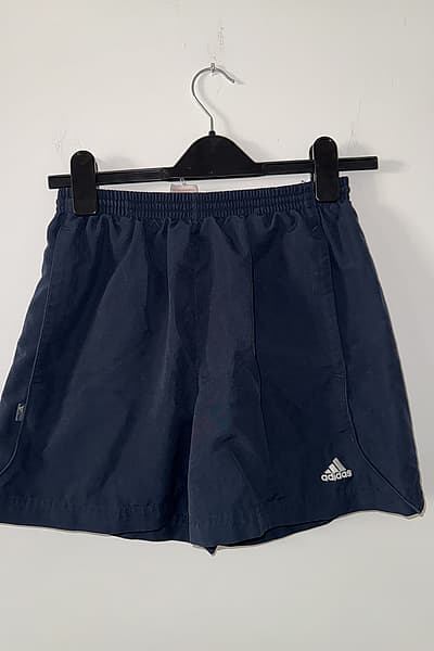 Pantalones cortos deportivos Adidas azul marino by Adidas — pre-loved on Thrifted.mt