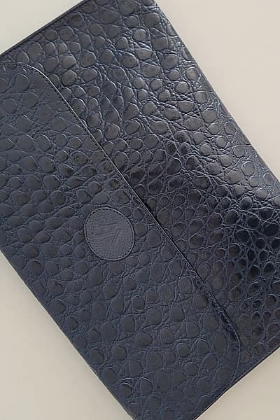 Pochette in pelle testurizzata — pre-loved on Thrifted.mt