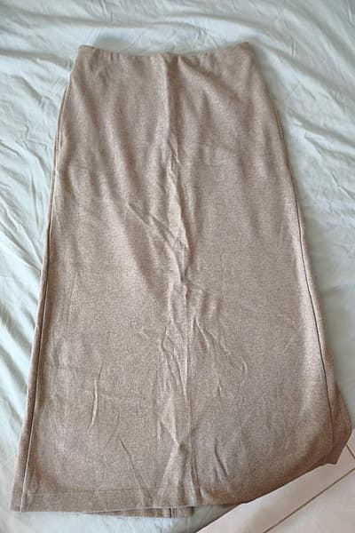 Gonna lunga casual beige di Uniqlo by Uniqlo — pre-loved on Thrifted.mt