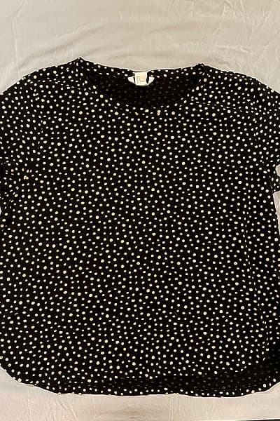 Top a pois bianchi e neri di H&M by H&M — pre-loved on Thrifted.mt