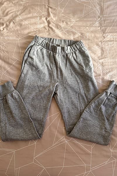 Pantaloni da jogging in cotone grigio di H&M by H&M — pre-loved on Thrifted.mt