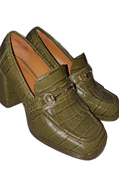 Mocassini Sezane con tacco verde e fibbia a forma di morso, ispirati allo stile vintage degli anni '90 by Sezane — pre-loved on Thrifted.mt