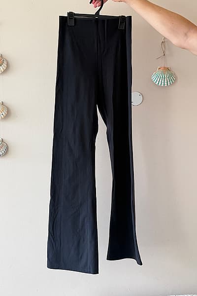 Leggings acampanados negros de Oysho by Oysho — pre-loved on Thrifted.mt