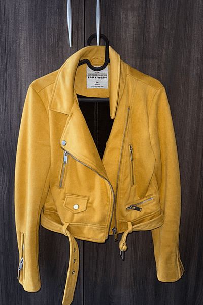 Chaqueta de ante sintético amarillo mostaza by Tally Weijl — pre-loved on Thrifted.mt