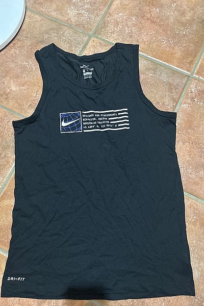 Canotta Nike Dri-Fit con stampa grafica by Nike — pre-loved on Thrifted.mt