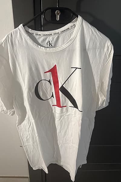 Maglietta con logo bianco by Calvin Klein — pre-loved on Thrifted.mt