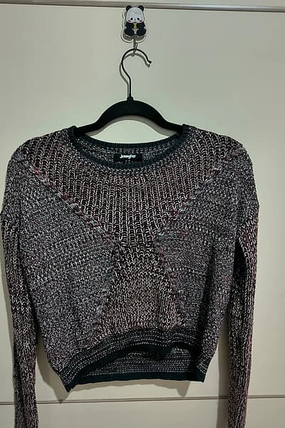 Sweater b'għonq tond bil-labar Jennyfer by Jennyfer — pre-loved on Thrifted.mt