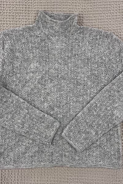 Accogliente maglione a collo alto in maglia grigia — pre-loved on Thrifted.mt