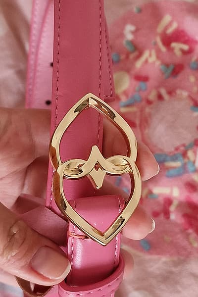 Cintura rosa con fibbia dorata by Motivi — pre-loved on Thrifted.mt