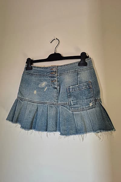 Minigonna in denim plissettato effetto consumato 2YK — pre-loved on Thrifted.mt