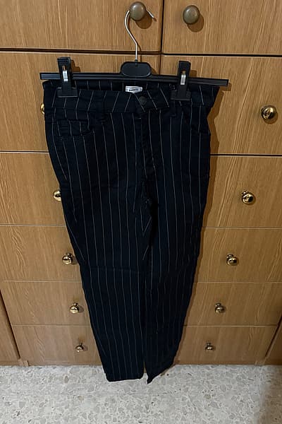 Pantaloni neri a righe sottili di Pimkie — pre-loved on Thrifted.mt