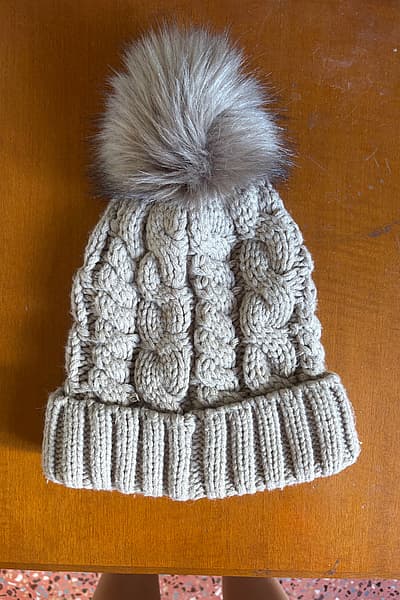 Cappello con pompon a maglia a trecce — pre-loved on Thrifted.mt
