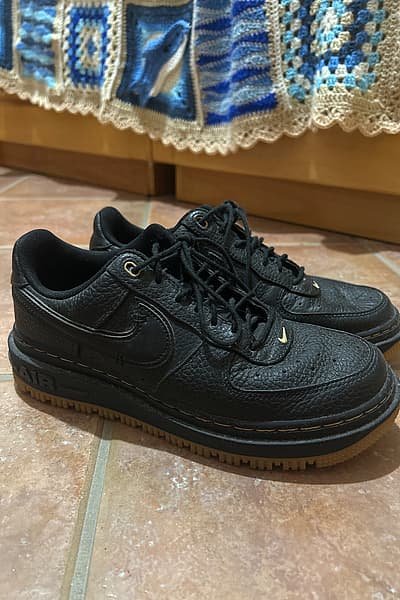 Sneakers Nike Air Force nere by Nike — pre-loved on Thrifted.mt