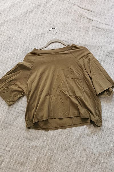 Top corto de algodón color oliva de Monki by Monki — pre-loved on Thrifted.mt