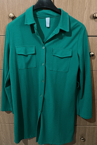 Camicia verde con bottoni e taglio lungo — pre-loved on Thrifted.mt
