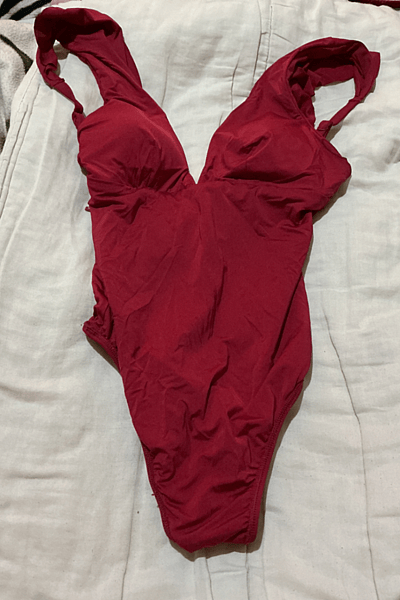 Bañador de una pieza con escote en V profundo en color burdeos — pre-loved on Thrifted.mt