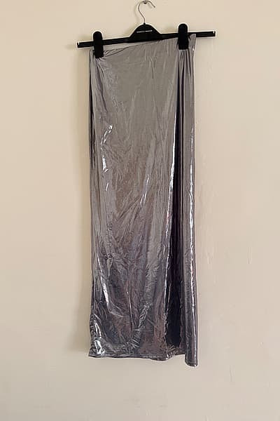 gonna lunga metallizzata argento by Bershka — pre-loved on Thrifted.mt