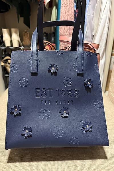 Borsa tote con motivo floreale in rilievo di Ted Baker by Ted Baker — pre-loved on Thrifted.mt